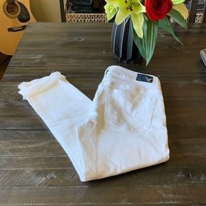 American Eagle White size 6 skinny cropped